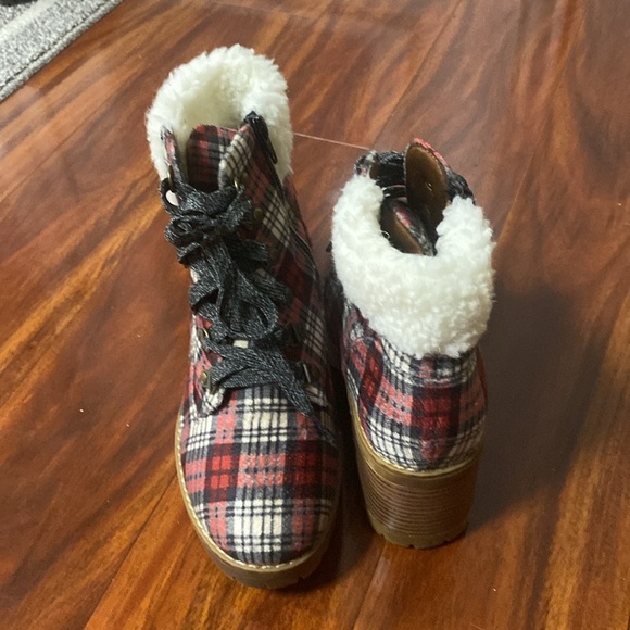Comfort Est. 1946 Red Plaid Chunky Boots with Faux Fur 8 NWOB - Picture 4 of 10